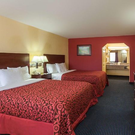 Days Inn Gun Barrel City Bagian luar foto