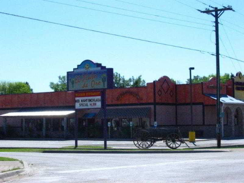 Days Inn Gun Barrel City Bagian luar foto