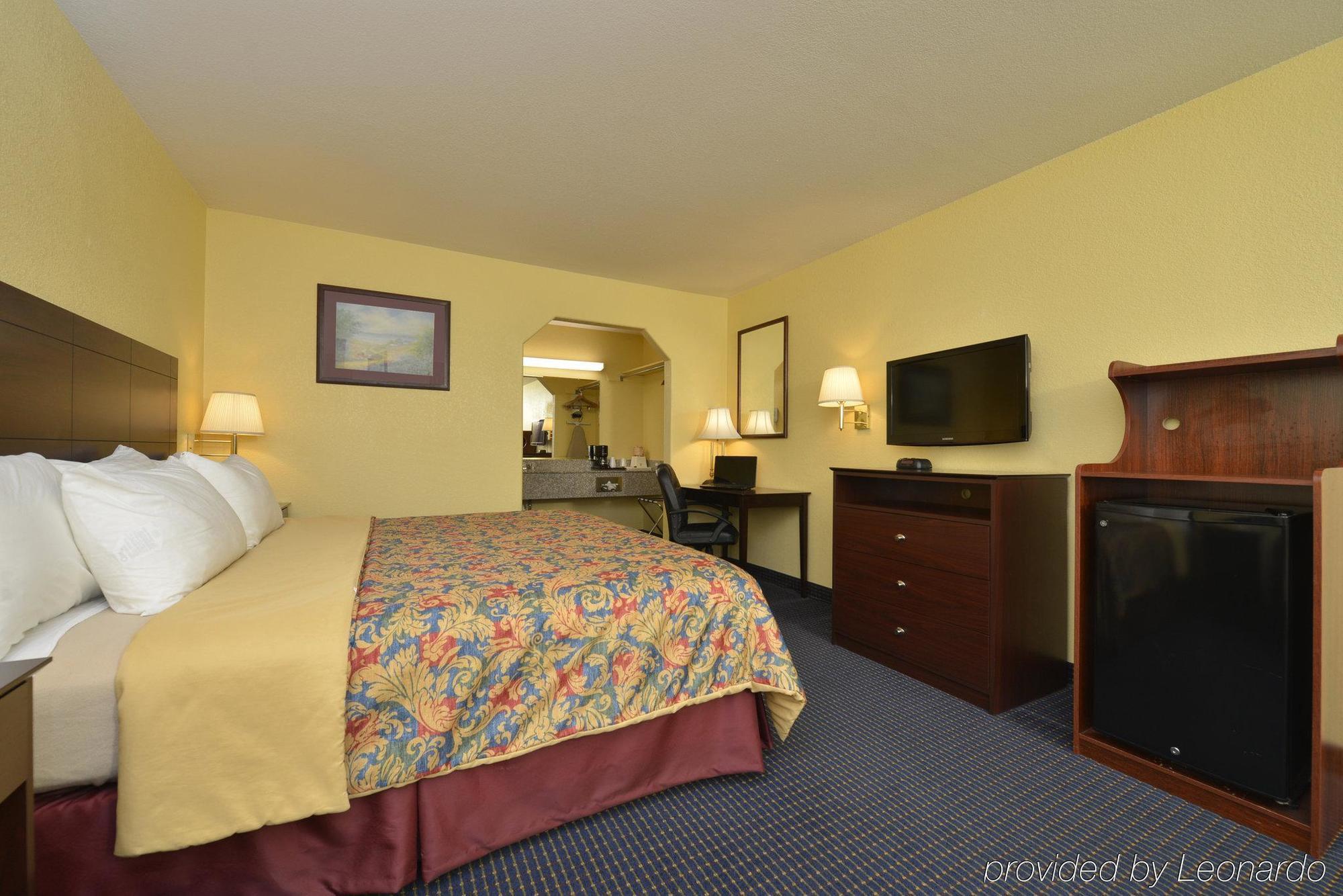 Days Inn Gun Barrel City Bagian luar foto