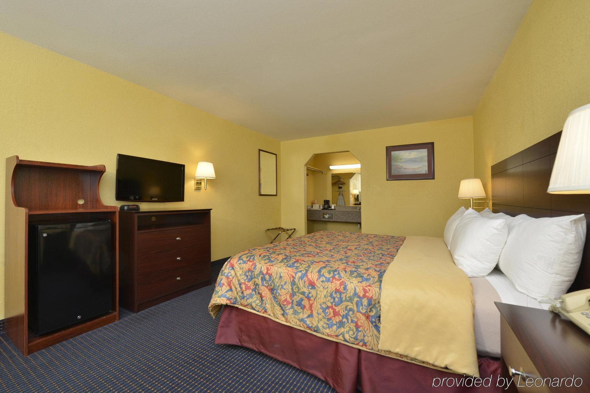 Days Inn Gun Barrel City Bagian luar foto