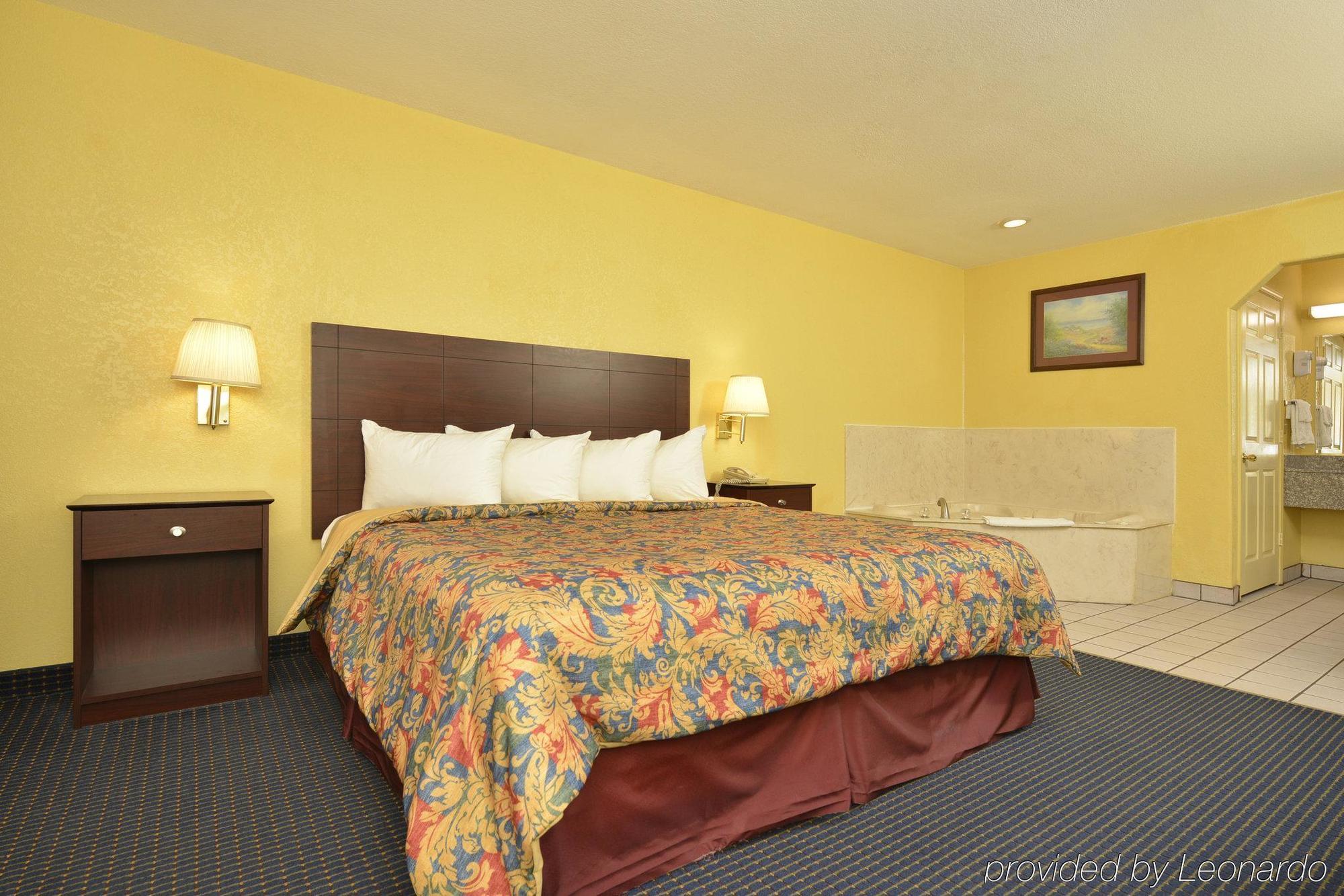 Days Inn Gun Barrel City Bagian luar foto