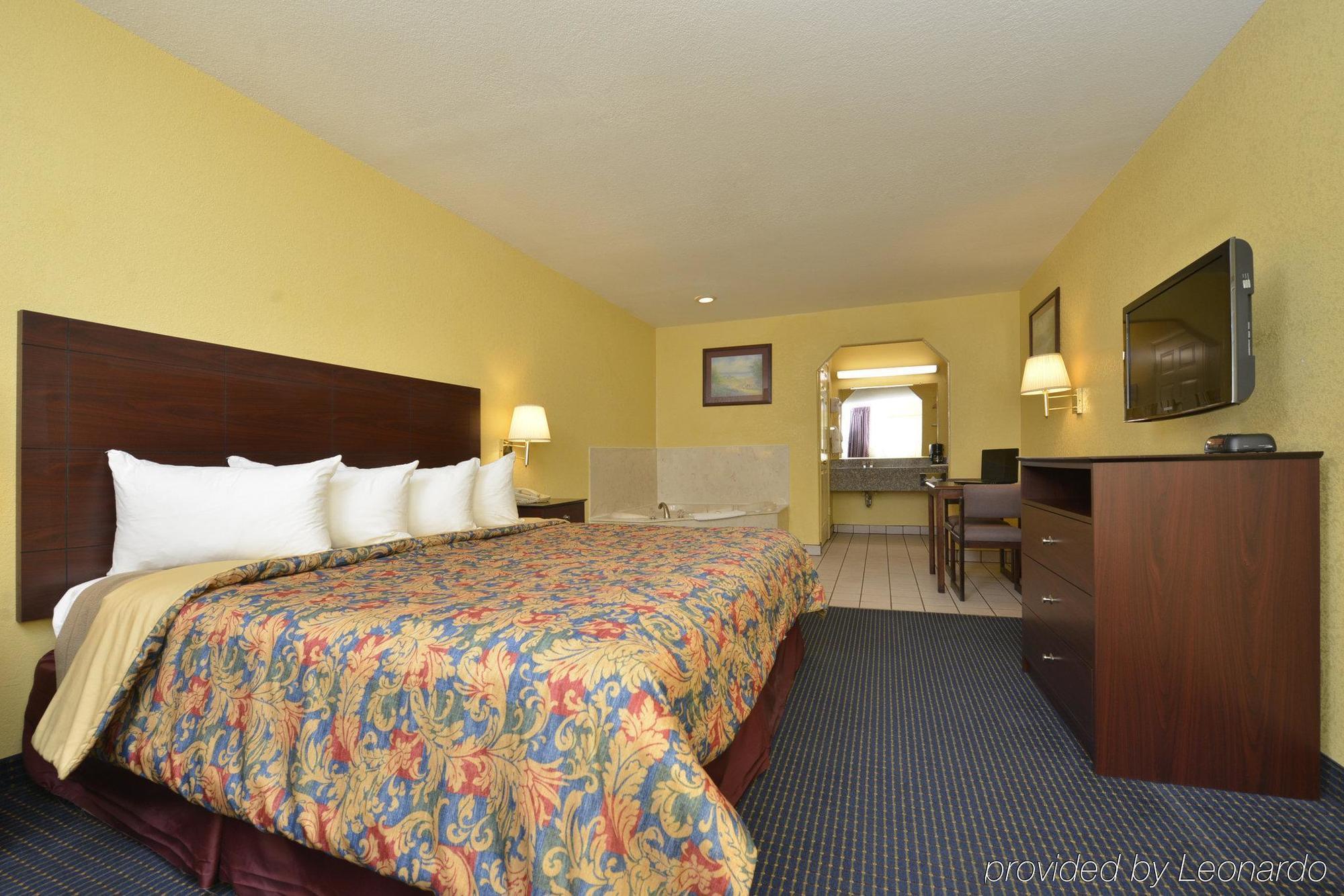Days Inn Gun Barrel City Bagian luar foto