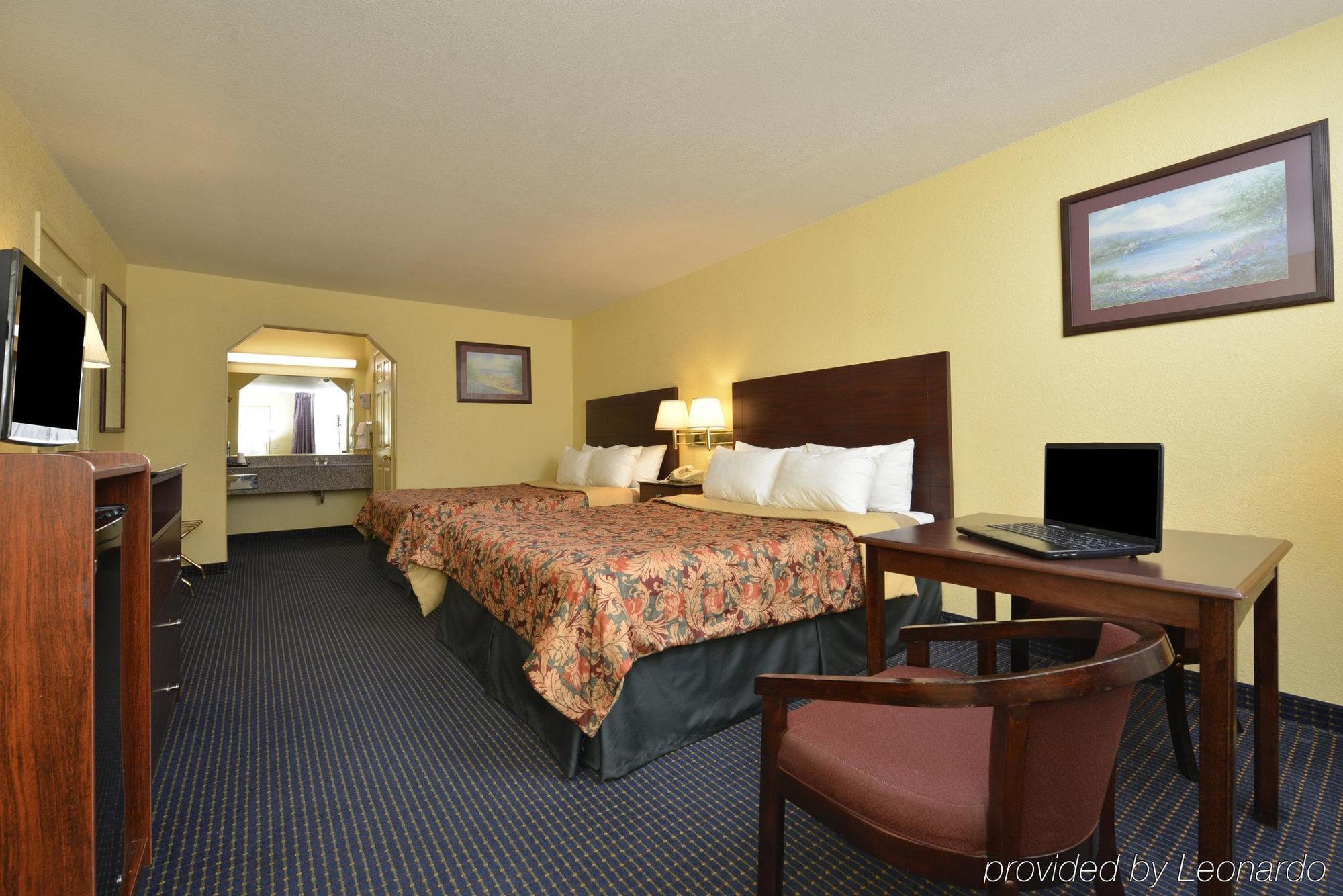 Days Inn Gun Barrel City Bagian luar foto