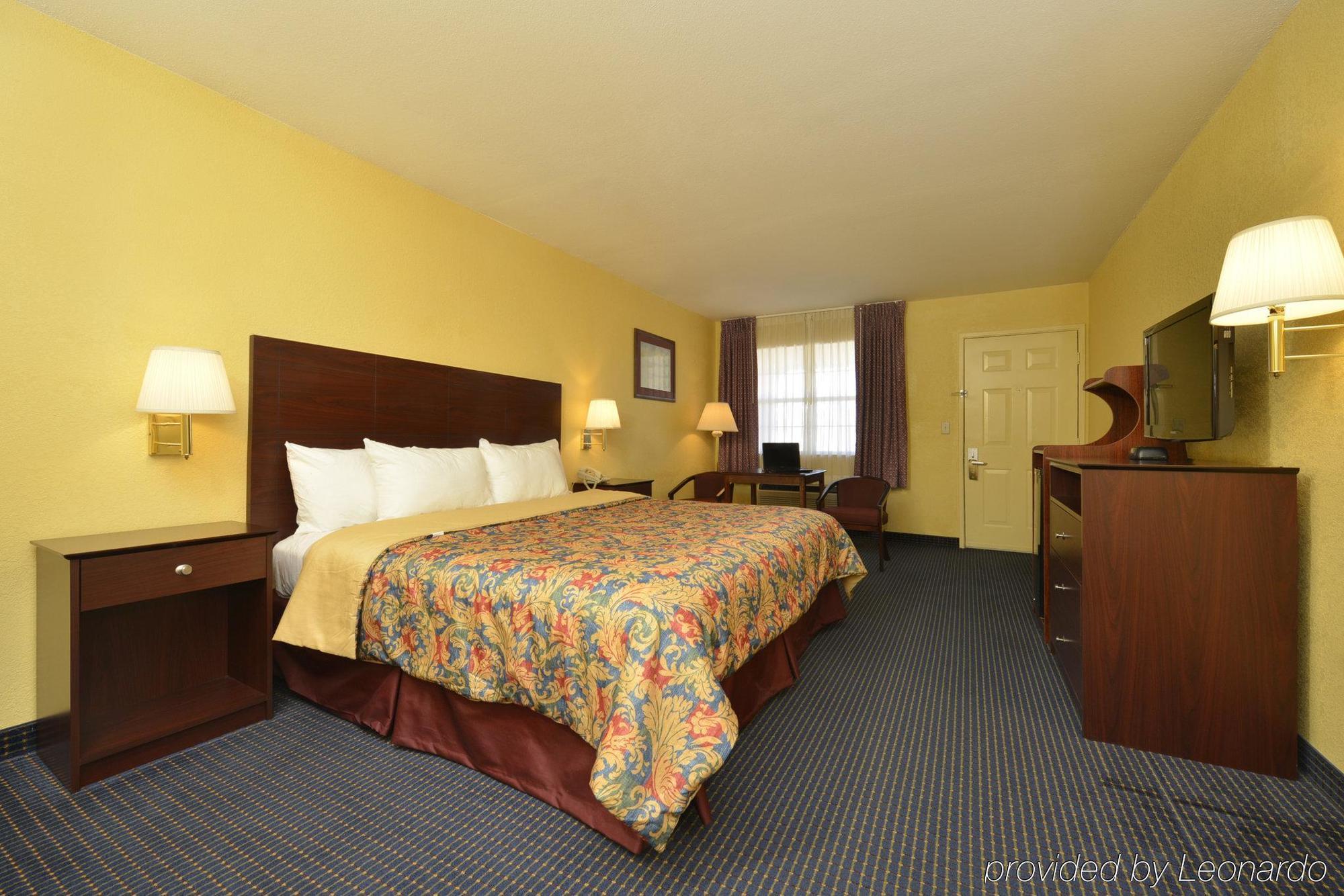 Days Inn Gun Barrel City Bagian luar foto