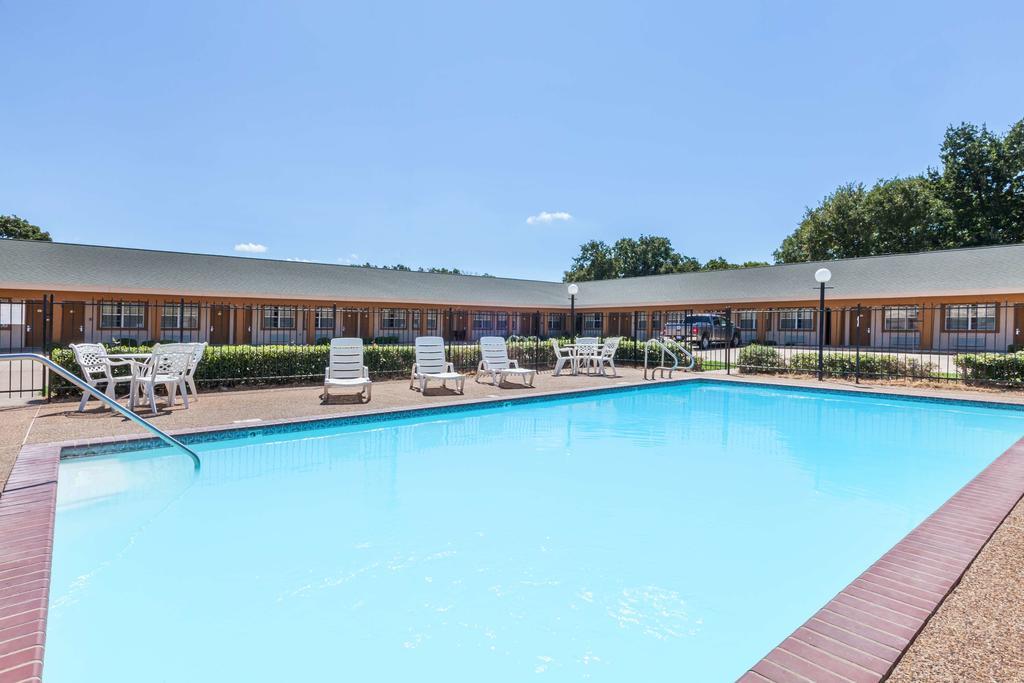 Days Inn Gun Barrel City Bagian luar foto