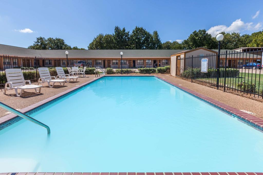 Days Inn Gun Barrel City Bagian luar foto