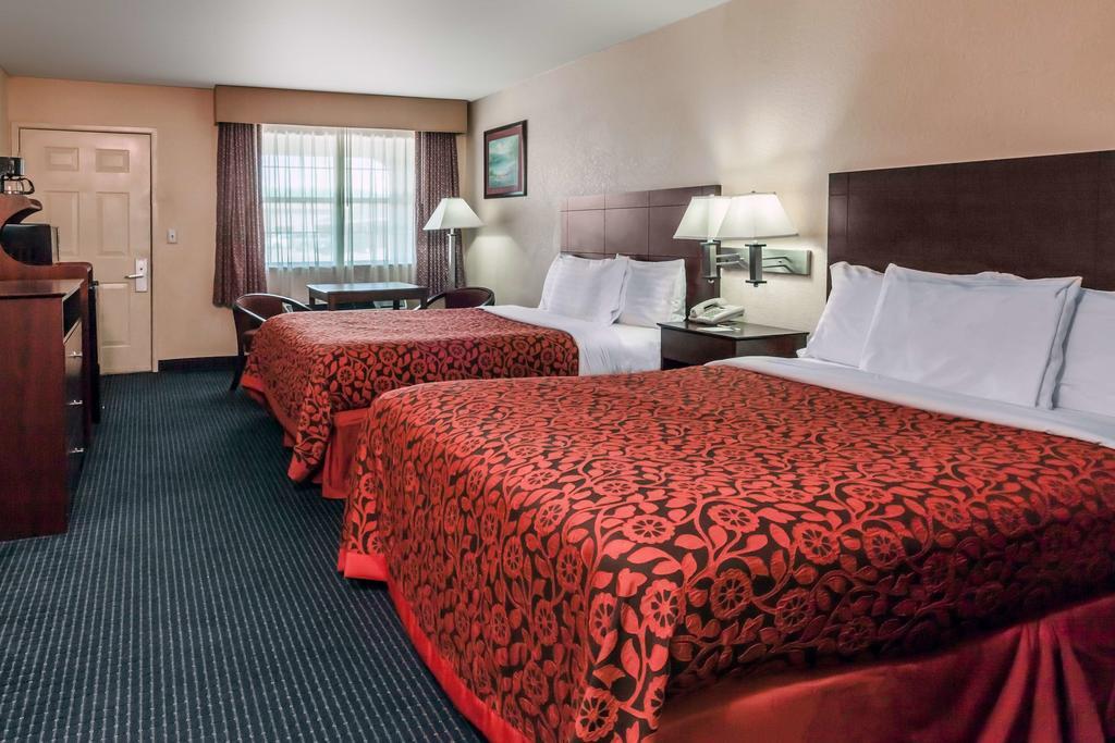 Days Inn Gun Barrel City Bagian luar foto