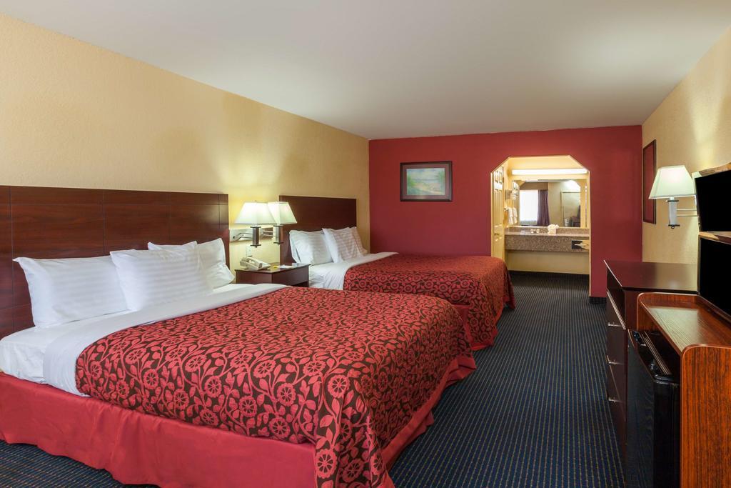 Days Inn Gun Barrel City Bagian luar foto