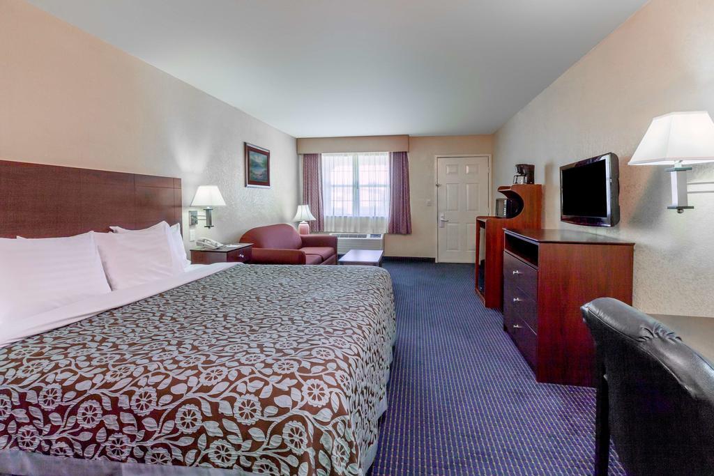 Days Inn Gun Barrel City Bagian luar foto