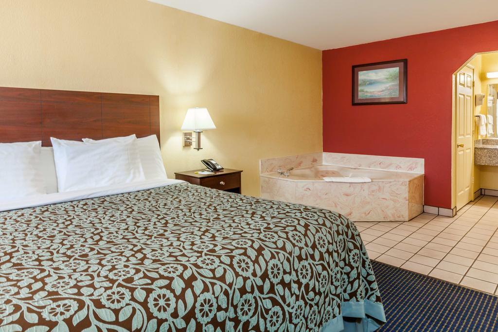 Days Inn Gun Barrel City Bagian luar foto