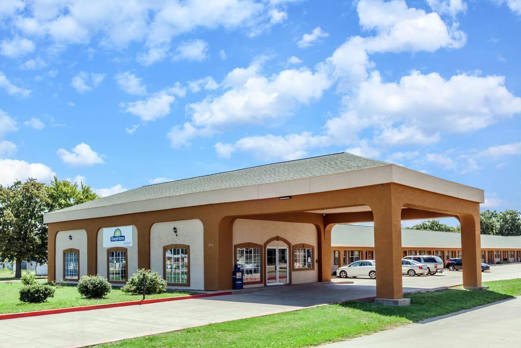 Days Inn Gun Barrel City Bagian luar foto