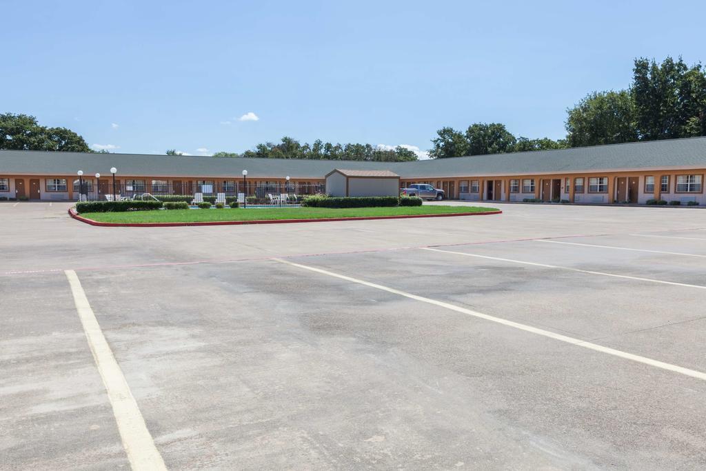 Days Inn Gun Barrel City Bagian luar foto