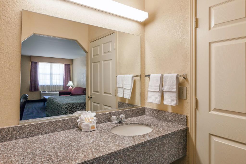 Days Inn Gun Barrel City Bagian luar foto