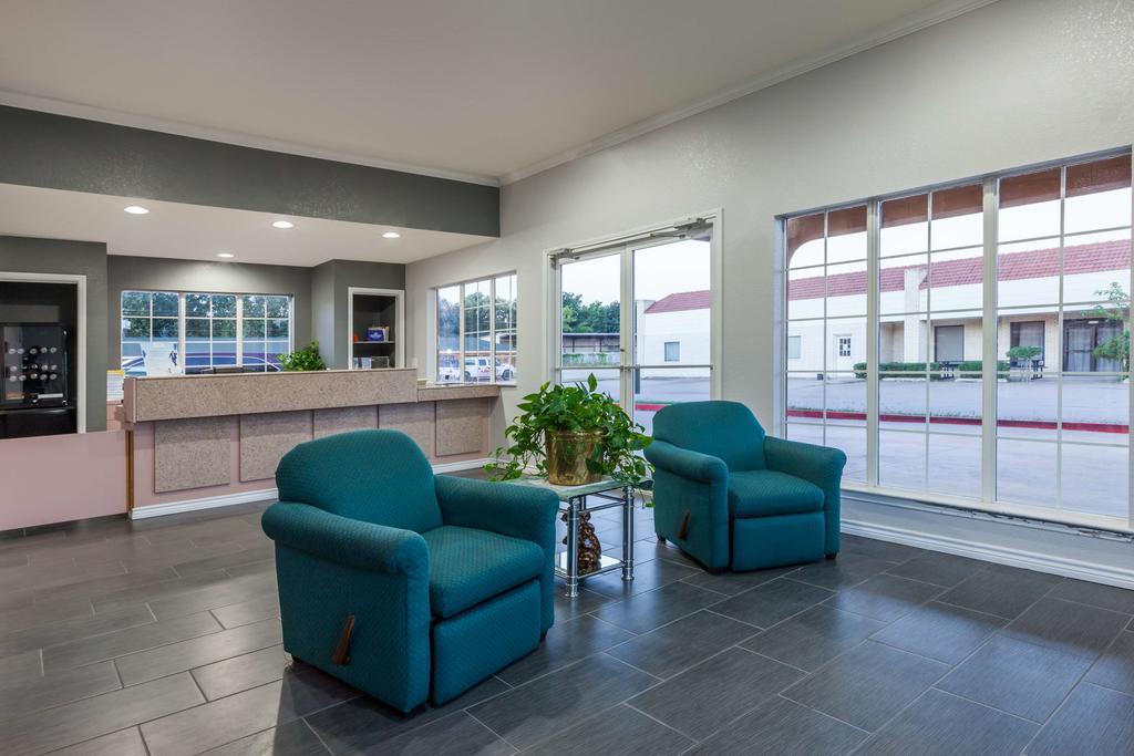 Days Inn Gun Barrel City Bagian luar foto